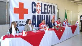 Foto que representa a Quijada Lamadrid se suma a la colecta anual de la Cruz Roja Mexicana en Agua Prieta