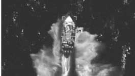 Foto que representa a Las Fuerzas Armadas de Estados Unidos destruyeron otra 'narcolancha' en el Pacífico; hay tres sobrevivientes