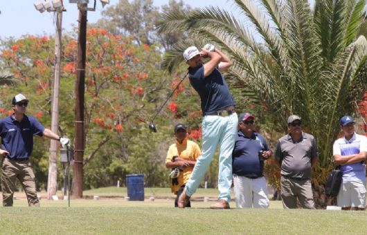 Saltan al campo para jugar los primeros 18 hoyos en el torneo Anual de Golf del Grupo Bours