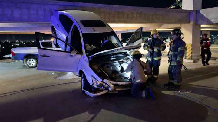 Automóvil particular cae en estacionamiento de la Unison; no hay reporte de víctimas graves
