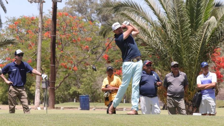 Saltan al campo para jugar los primeros 18 hoyos en el torneo Anual de Golf del Grupo Bours