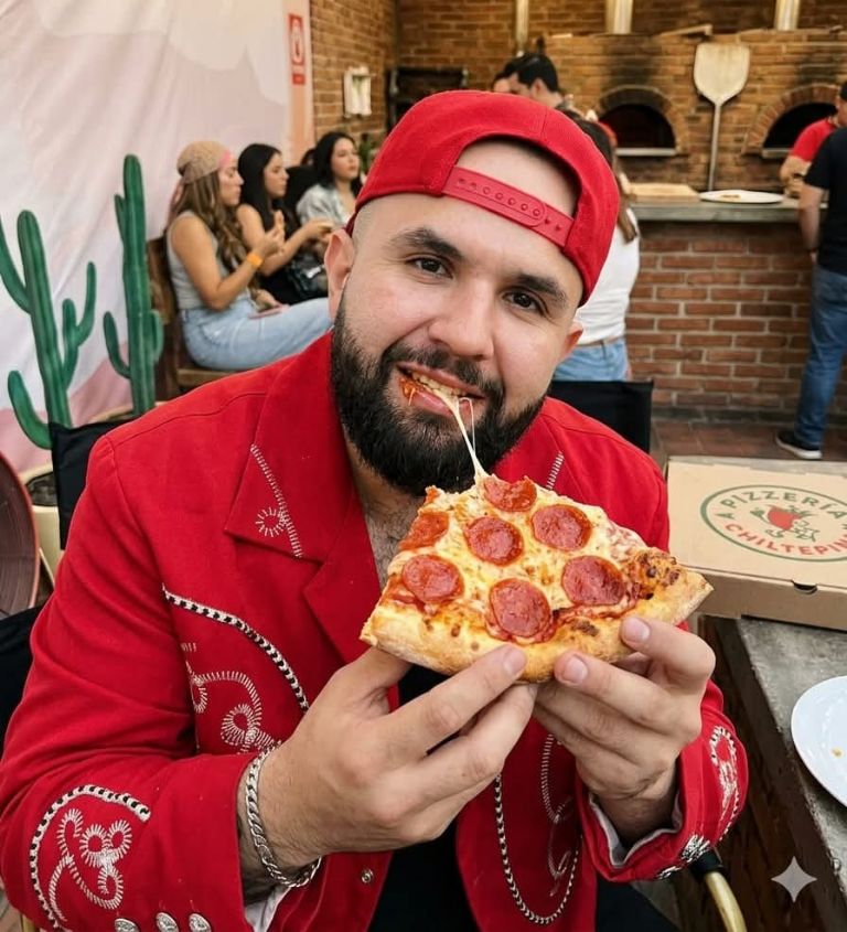 Carín León, Matisse y Jared Borgetti prueban en Hermosillo pizzas cubiertas de miel con chiltepín