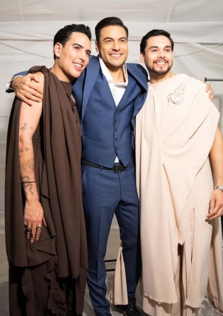 Carlos Rivera con los novios 