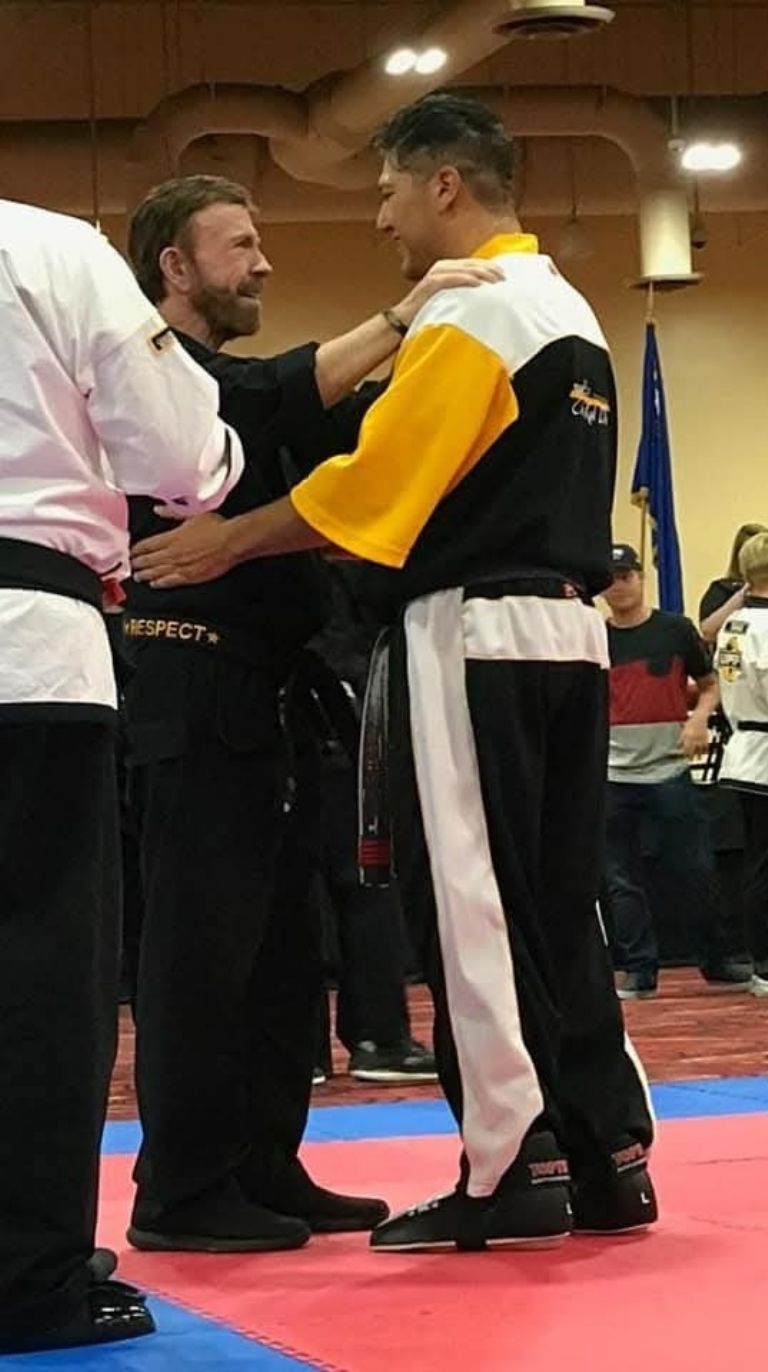 Chuck Norris dejó un gran legado en Sonora: Alma Monroy y Francisco Ornelas, dos de sus aprendices