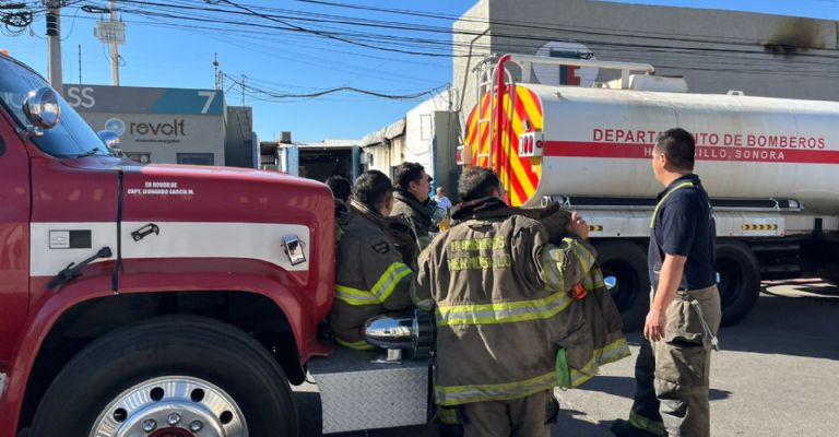 Bomberos investigan explosión tras incendio de comercio en Hermosillo