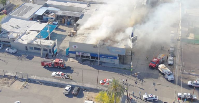 Bomberos investigan explosión tras incendio de comercio en Hermosillo