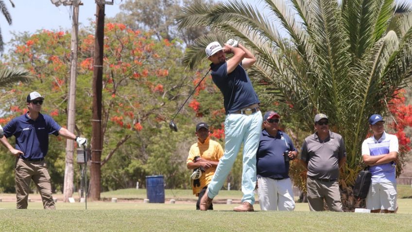 Saltan al campo para jugar los primeros 18 hoyos en el torneo Anual de Golf del Grupo Bours