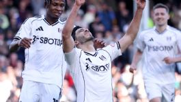 Foto que representa a Raúl Jiménez marca y protagoniza emotivo momento en la victoria del Fulham ante el Burnley