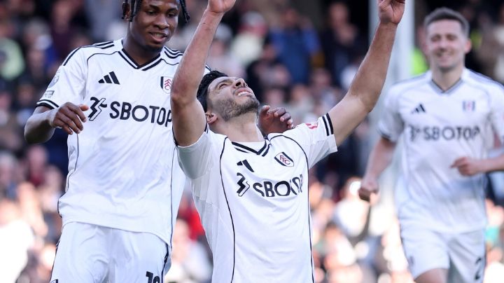 Raúl Jiménez marca y protagoniza emotivo momento en la victoria del Fulham ante el Burnley
