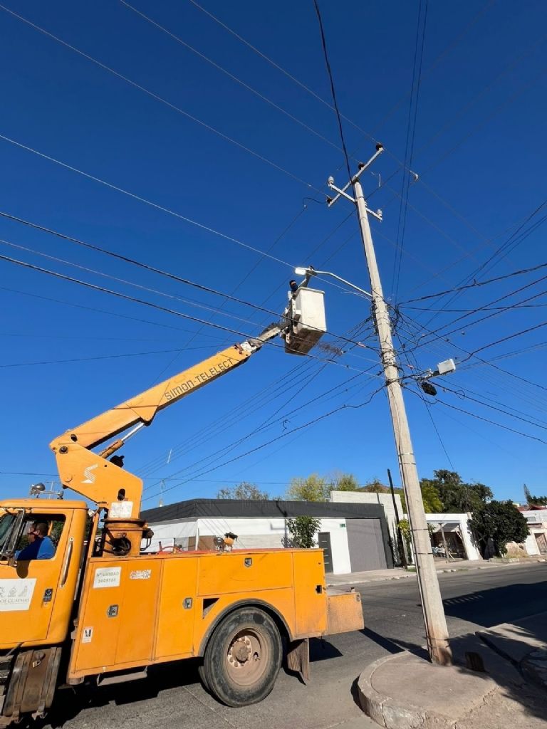 Avanzan obras de mejora en el alumbrado público en colonias de Guaymas 