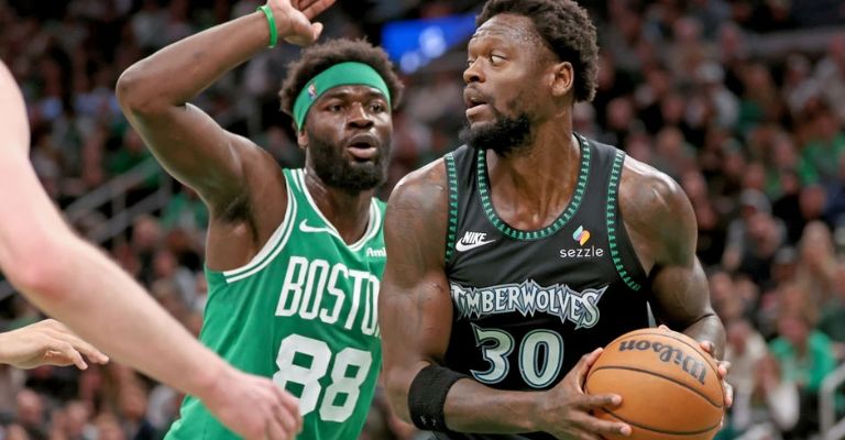 Randle trata de avanzar ante la defensa de Celtics