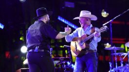 Foto que representa a La química explota: Carín León y Cody Johnson en el NRG Stadium con 'She Hurts Like Tequila'