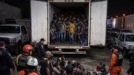 Foto que representa a Rescatan a más de 200 migrantes encerrados en tráiler en corralón de Xalapa; gritaban por auxilio