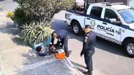 Foto que representa a VIDEO: Suspenden a policía captado durante agresión a joven jardinero en Coyoacán, CDMX