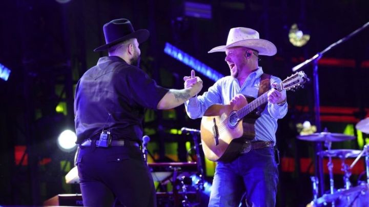 La química explota: Carín León y Cody Johnson en el NRG Stadium con 'She Hurts Like Tequila'