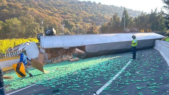 ¿Qué pasa en la México-Cuernavaca HOY? Tráiler aplasta auto y deja un muerto