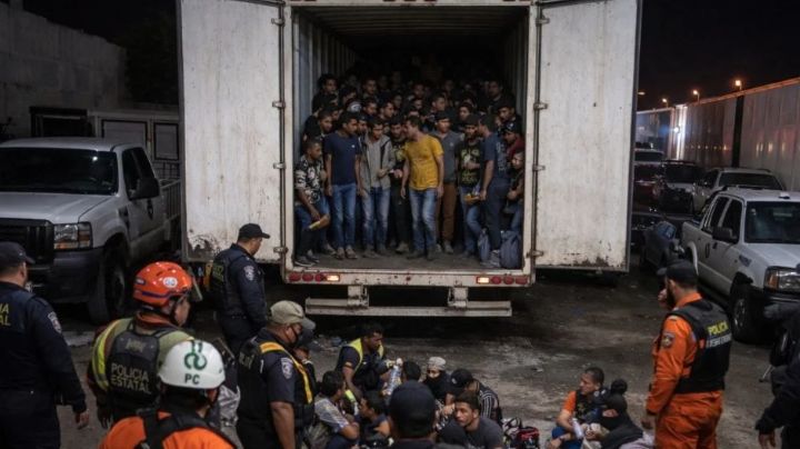 Rescatan a más de 200 migrantes encerrados en tráiler en corralón de Xalapa; gritaban por auxilio
