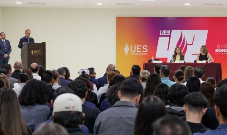 Con acreditación de 21 programas en solo un año, UES consolida su calidad educativa