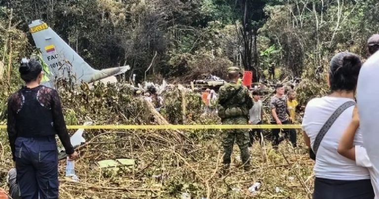 El Hércules C-130 de la Fuerza Aérea que transporta militares se estrella en Colombia