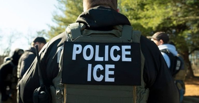 Refuerzan seguridad en JFK y Newark con agentes del ICE