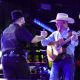 La química explota: Carín León y Cody Johnson en el NRG Stadium con 'She Hurts Like Tequila'