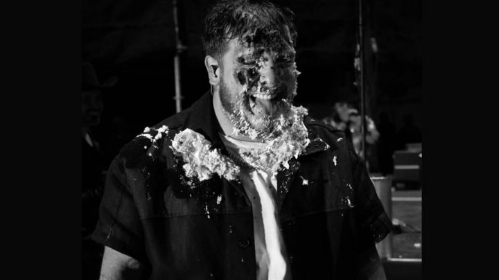 VIDEO: 'Payo' de Grupo Frontera termina con la cara llena de pastel en concierto histórico