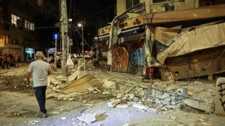 Seis andanadas de misiles iraníes golpean Tel Aviv, causando daños severos en edificios y vehículos