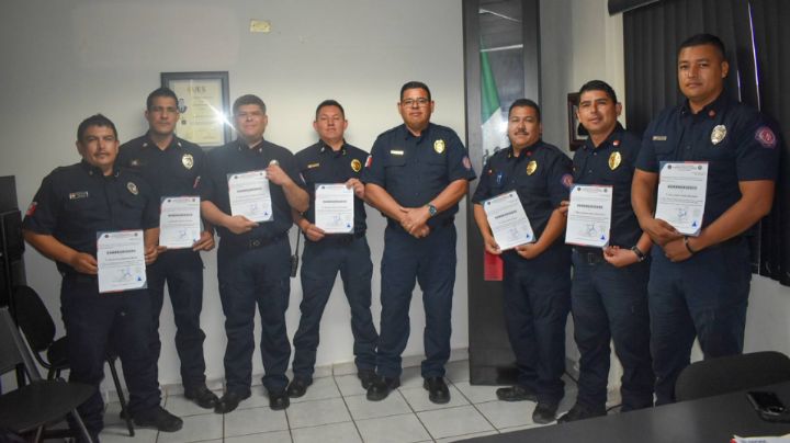 "Gracias por el trabajo incansable": Celebran en Navojoa ascensos de miembros del cuerpo de Bomberos