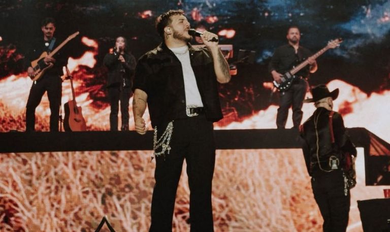 Payo de Grupo Frontera termina con la cara llena de pastel en concierto histórico (video y fotos)