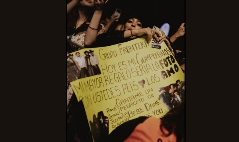 Payo de Grupo Frontera termina con la cara llena de pastel en concierto histórico (video y fotos)