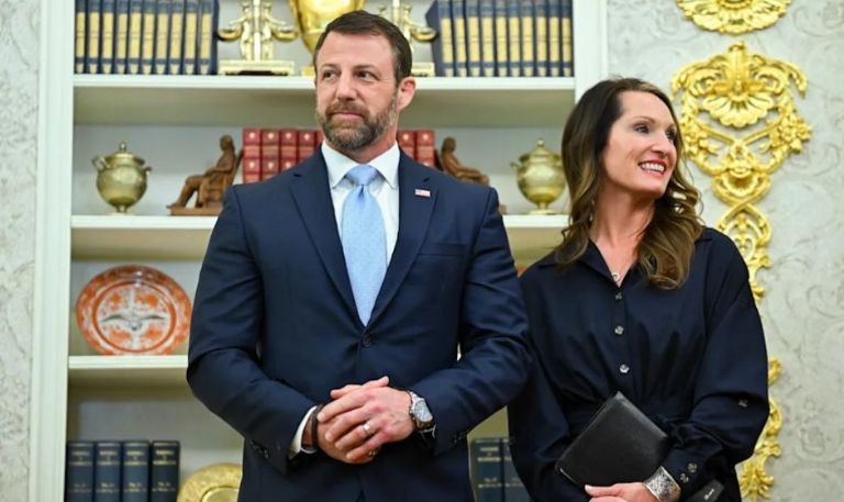 Markwayne Mullin asume como secretario de Seguridad Nacional de EU en sustitución de Kristi Noem