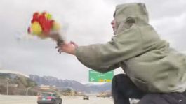 Foto que representa a VIRAL: Joven es arrestado en EU por grabar propuesta de matrimonio sobre auto en movimiento