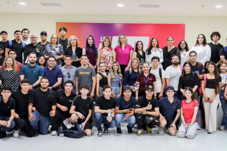 UES reconoce trayectoria y talento de universitarias con el 'Premio Mujer UES 2026'