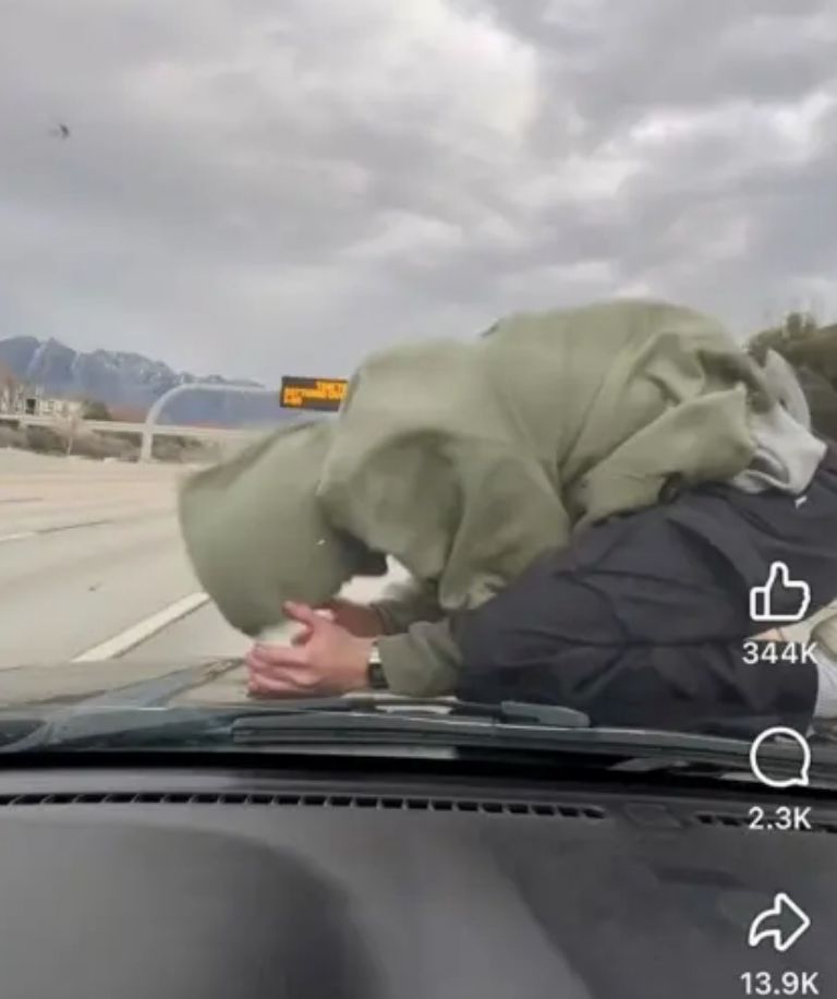 El momento en que el joven viaja encima del vehículo