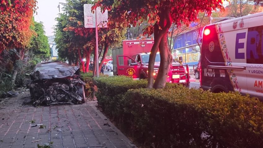 ¿Qué pasó en Insurgentes Sur HOY? Auto particular queda destrozado tras fuerte accidente