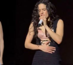 VIDEO: Rosalía abandona el escenario a medio concierto tras sufrir incidente; reaparece encamada