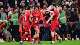 Foto que representa a Turquía a un juego del Mundial 2026; derrota a Rumania y avanza a la final del repechaje europeo