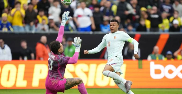 Mbappé puntea el balón sobre el portero para anotar