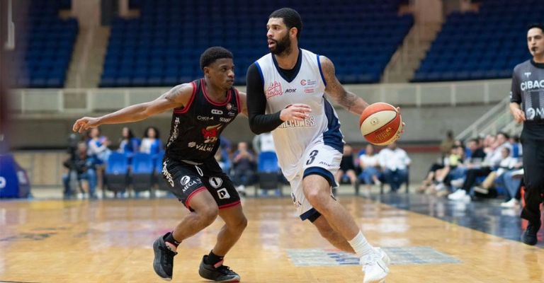 Perkins sigue encabezando el departamento de asistencias