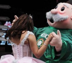VIDEO: Quinceañera baila vals con el Dr. Simi y el momento conquista las redes sociales