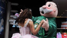 Foto que representa a VIDEO: Quinceañera baila vals con el Dr. Simi y el momento conquista las redes sociales