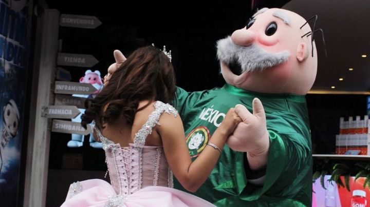 VIDEO: Quinceañera baila vals con el Dr. Simi y el momento conquista las redes sociales