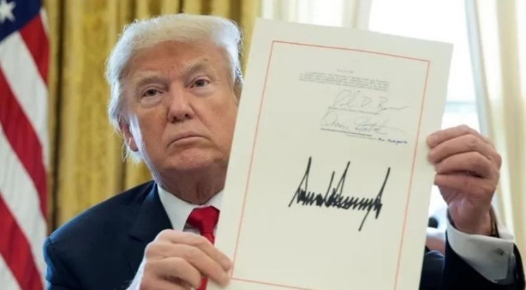 Estados Unidos cambiará sus billetes: incluirán la firma de Donald Trump