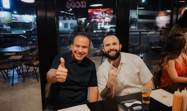 Échate un taquito; estos son los precios del menú en la taquería en Hermosillo de Carín León