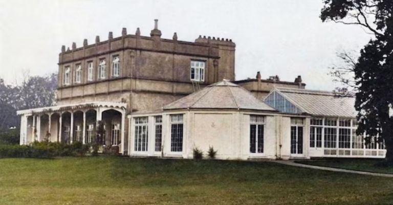 Expríncipe Andrés es captado con mujer misteriosa en medio del drama por Epstein en su nuevo hogar