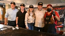 Foto que representa a Celebra 'Toño' Astiazarán junto a familias hermosillenses el éxito del Taco Fest 2026