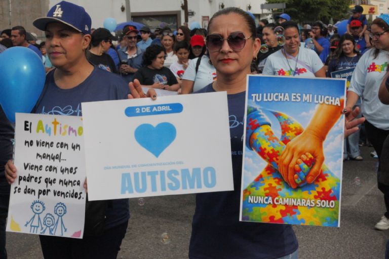 Marchan en silencio por el autismo en Hermosillo: familias alzan la voz por la inclusión con empatía y respeto