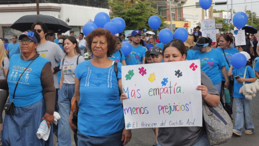 Marchan en silencio por el autismo en Hermosillo: familias alzan la voz por la inclusión con empatía y respeto