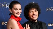 Foto ilustrativa de la nota titulada: VIDEO: Selena Gomez besa los pies sucios a Benny Blanco en pódcast y las redes estallan: "Desagradable"