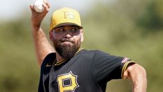 Urquidy levanta la mano con Pittsburgh, lanza tres entradas en blanco ante Colombia